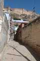Jodhpur, boczna uliczka bocznej uliczki z widokiem na fort